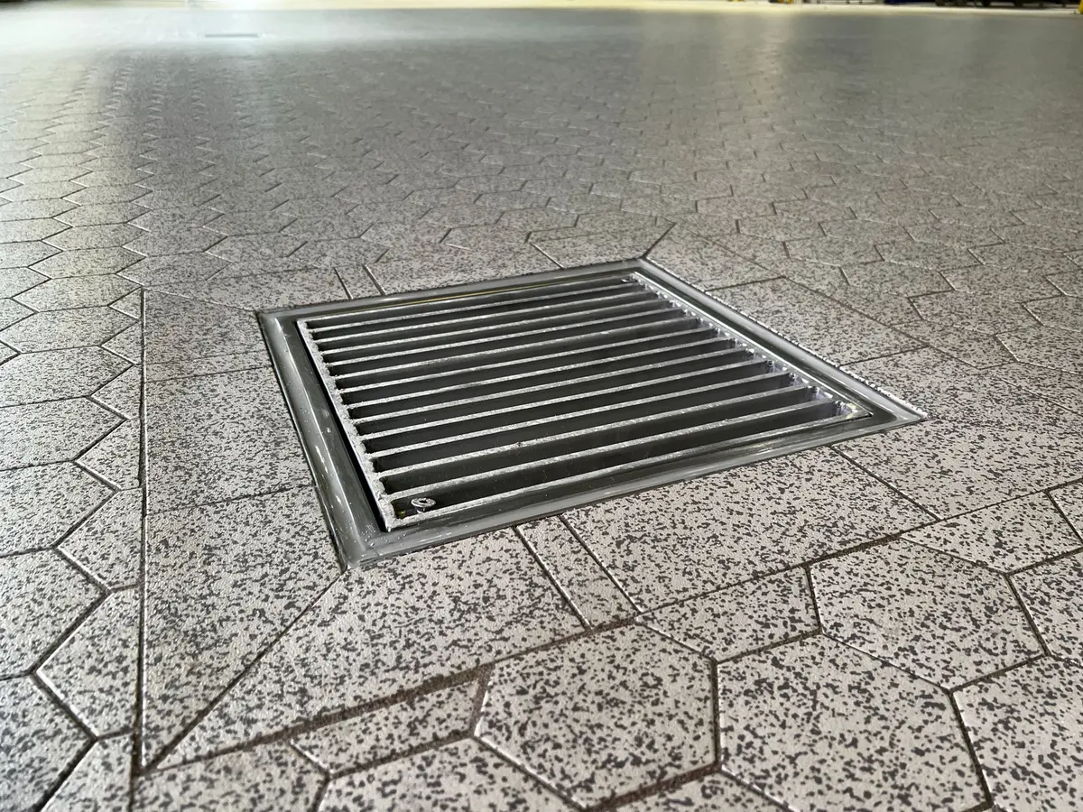 Scarico a pavimento con coperchio a scala, adatto per pavimenti in piastrelle ceramiche industriali