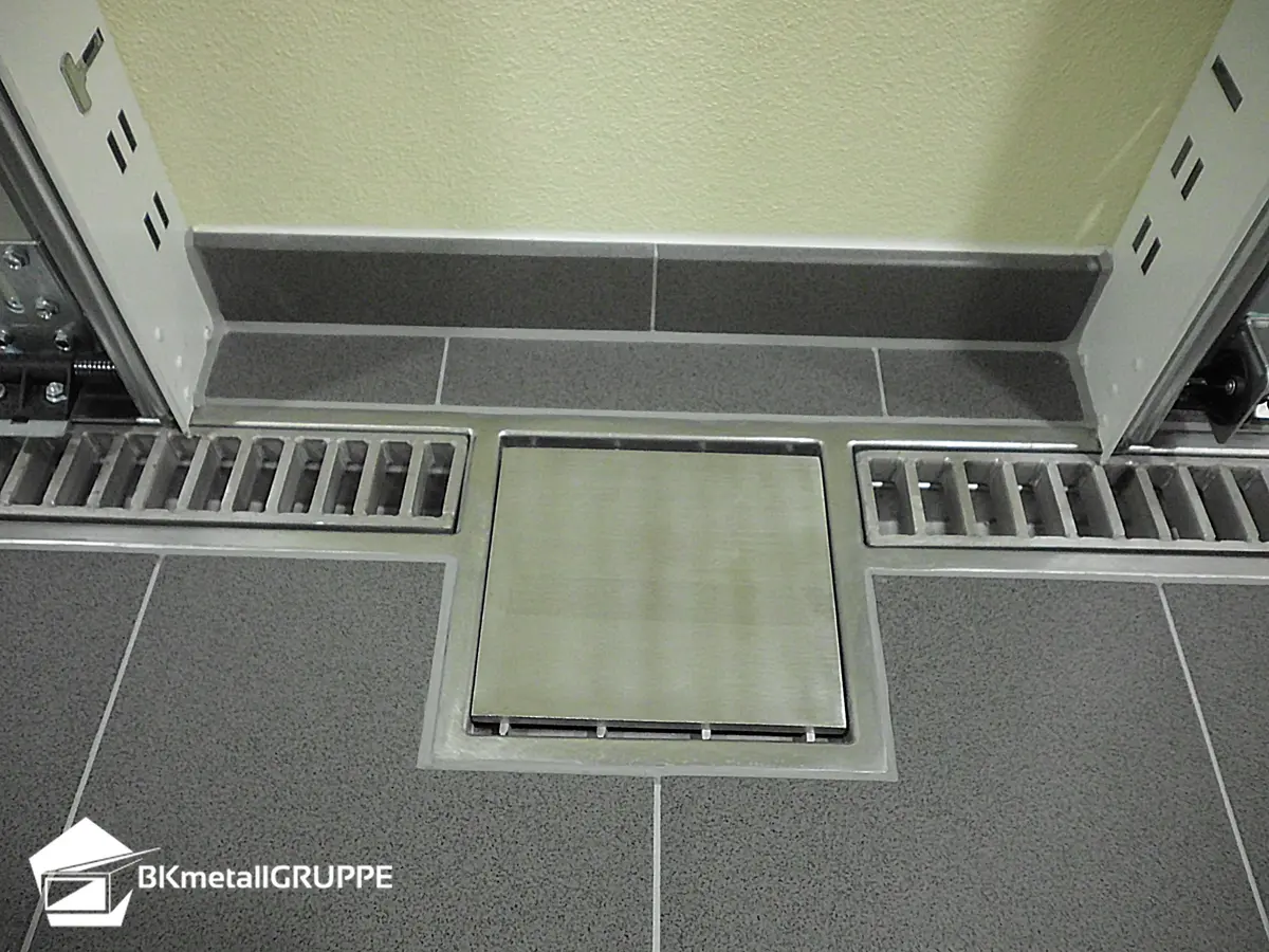Canale di drenaggio per garage con copertura a scala e pozzetto con copertura a piastra