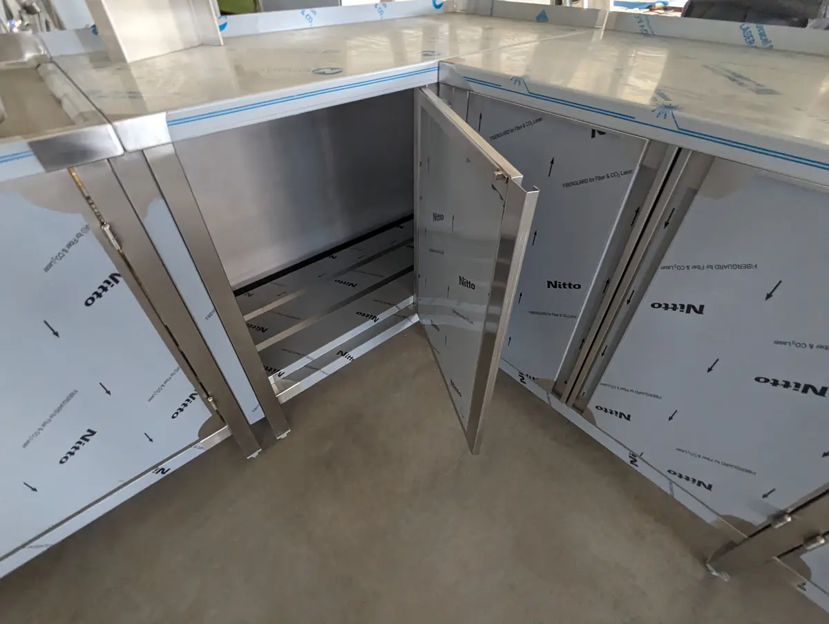 Mobili in acciaio inox per cucine professionali