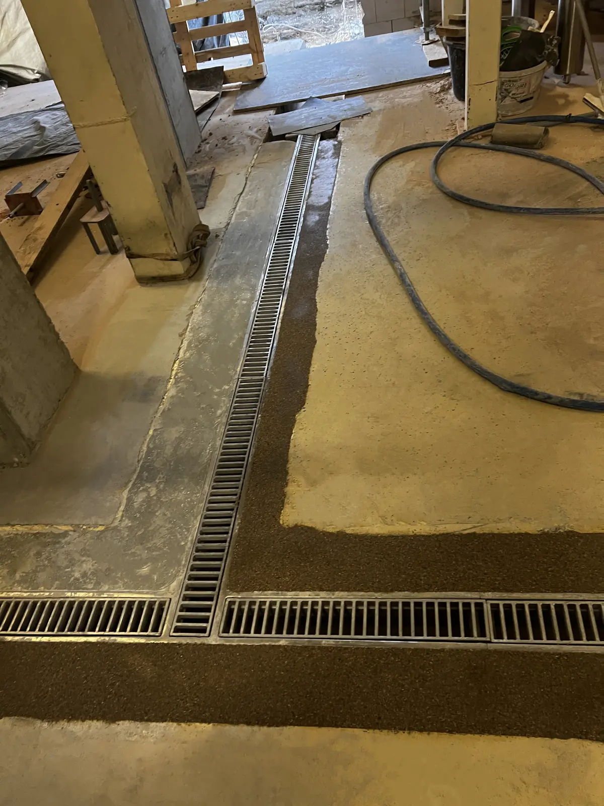 Installazione di un canale di drenaggio con coperture a scala 25x8mm