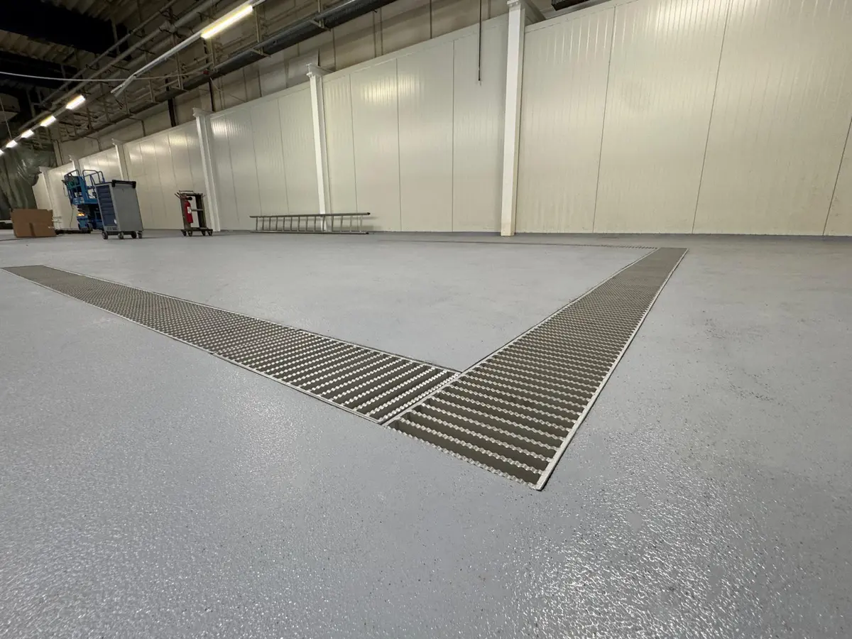 Canale di drenaggio con larghezza di 300 mm e copertura a griglia a scala in una fabbrica farmaceutica