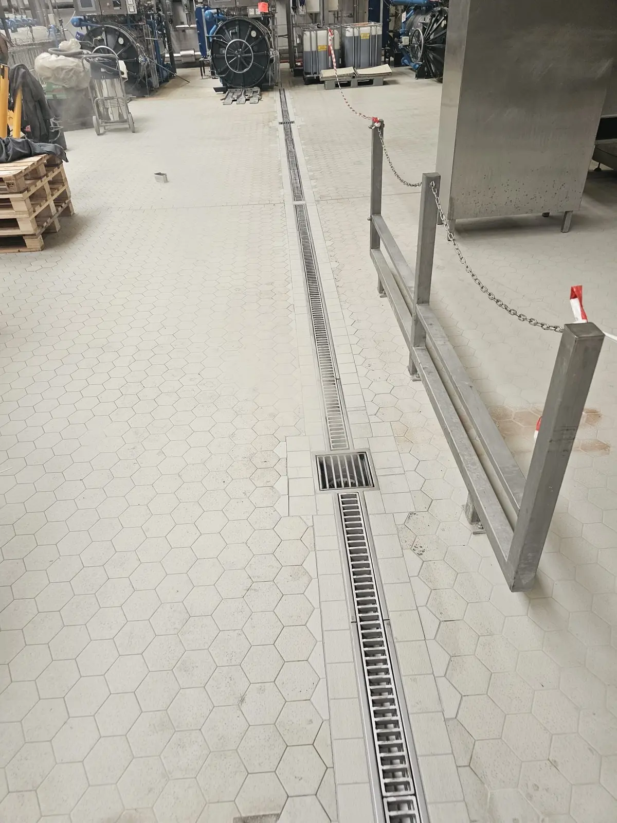 Ristrutturazione di pavimenti industriali con piastrelle in ceramica e installazione di un canale di drenaggio - Birreria