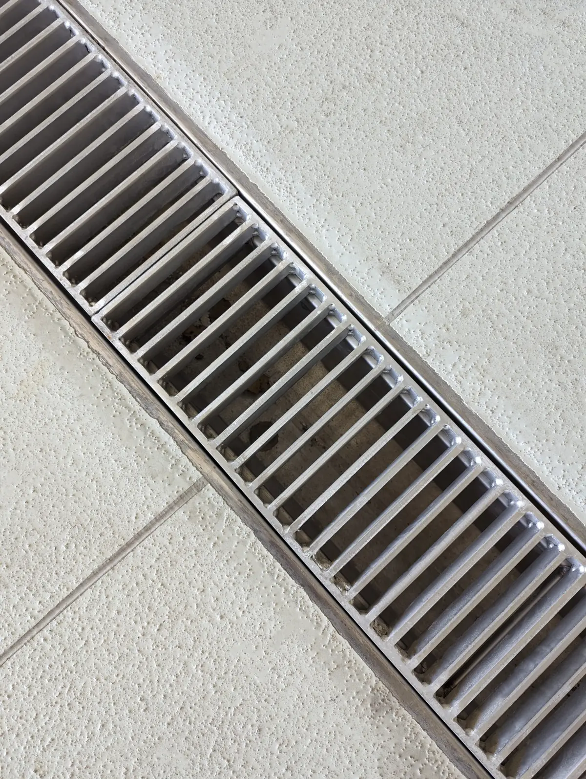Canale di drenaggio in acciaio inox con copertura a scala