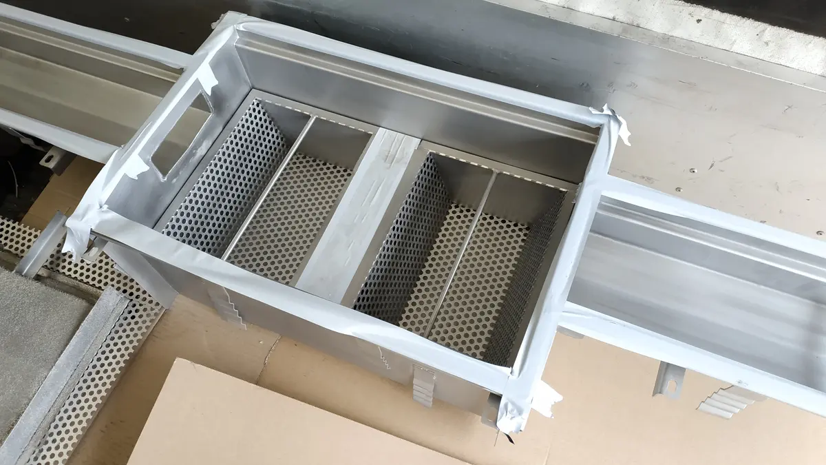 Canale scatolato in acciaio inox con serbatoio e cestello per sedimenti allargato