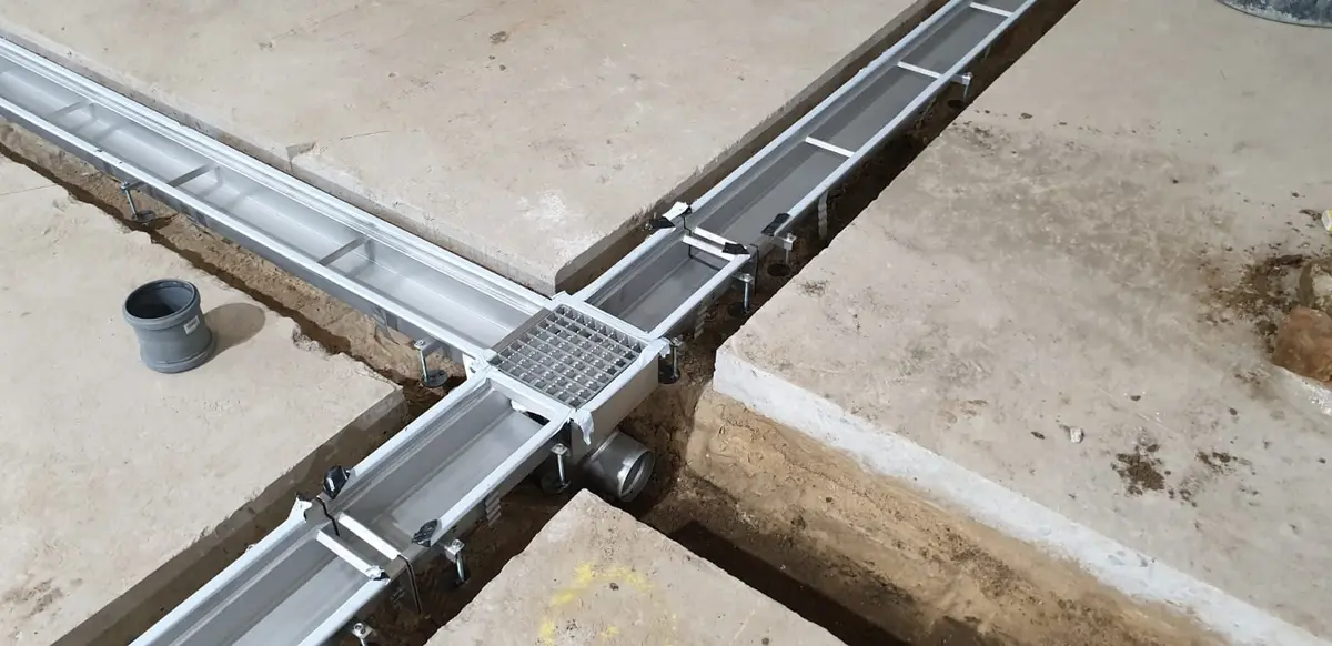 Ristrutturazioni di pavimenti - installazione di canali di drenaggio con coperture a scala heavy-duty
