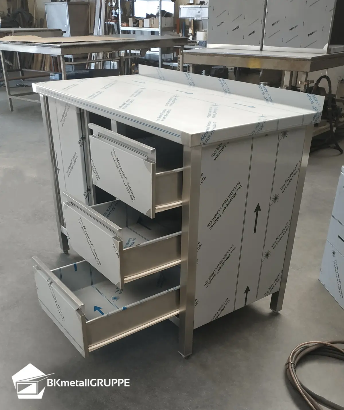 Armadio in acciaio inox con cassetti e ripiano