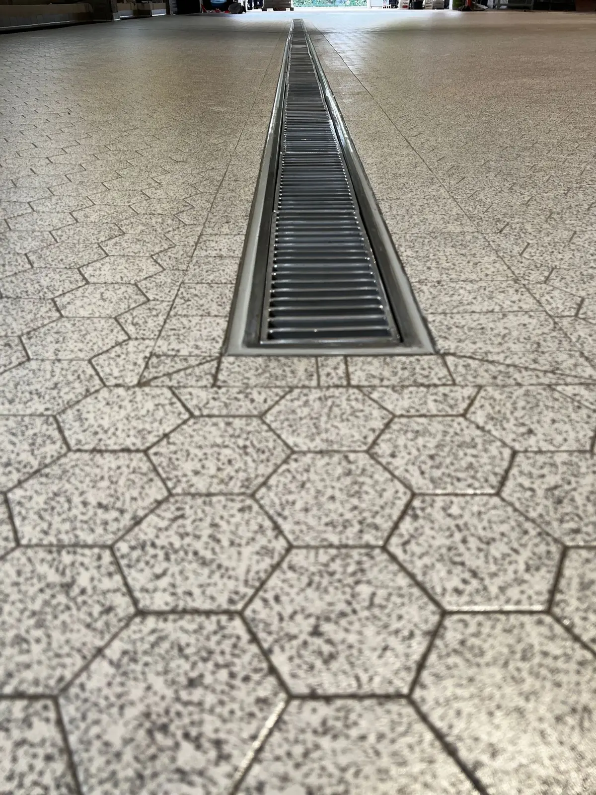 Canale di drenaggio largo 200 mm con copertura a scala in una birreria tedesca