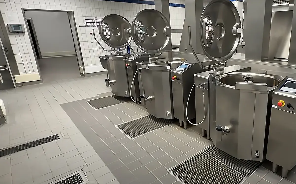 Pavimenti industriali dotati di vasche di drenaggio in acciaio inossidabile e canali di gronda