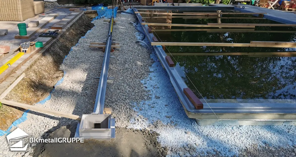 Canale a fessura per piscina installato presso un cliente privato
