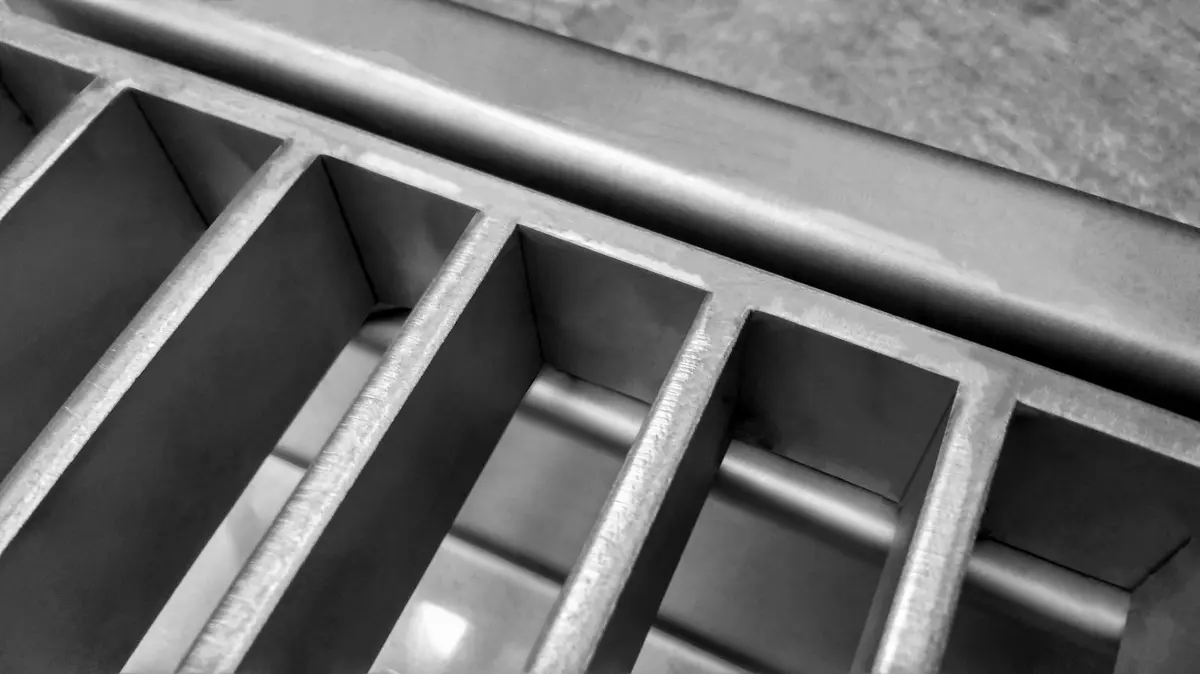Copertura in acciaio inox Heavy-Duty a scala per canali di drenaggio