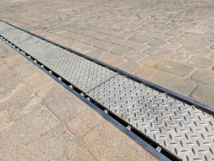 Canale di drenaggio in acciaio inox con copertura rigata per architettura da giardino