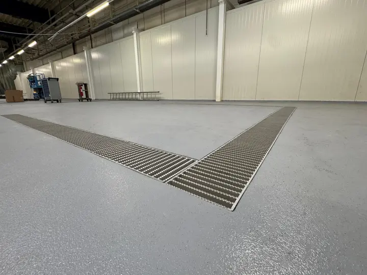 Canale di drenaggio con larghezza di 300 mm e copertura a griglia a scala in una fabbrica farmaceutica