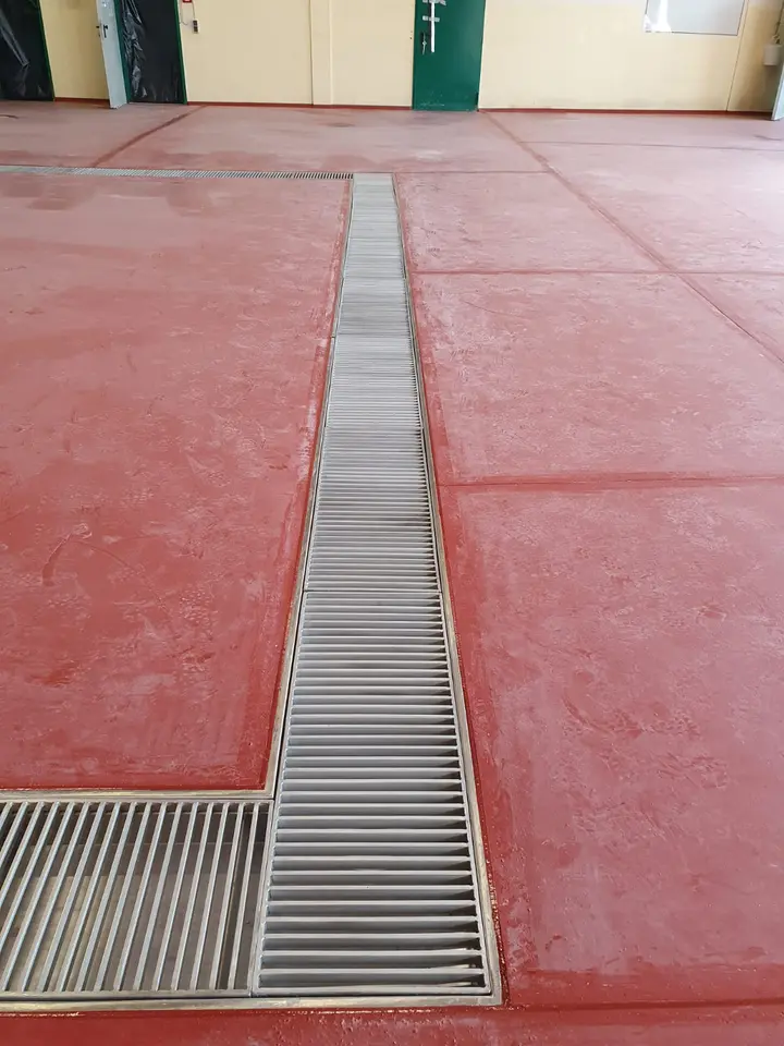 Canale di drenaggio industriale con copertura a scala