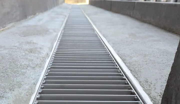 Canale di drenaggio in acciaio inox con copertura a scala per aree pubbliche